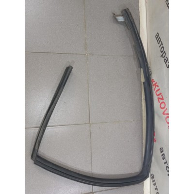 Уплотнитель стекла двери ЗАДНИЙ ЛЕВЫЙ Nissan Almera Classic (B10) 2006-2013 8233195F0A