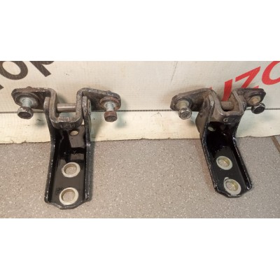 Петля двери ПЕРЕДНЯЯ ЛЕВАЯ НИЗ Mitsubishi Lancer (CS/Classic) 2003-2008 Outlander (CU) 2001-2008  MR302271