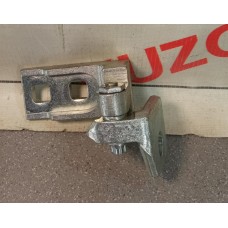 Петля двери передней правой нижняя OPEL CORSA D (2006>) 13180568