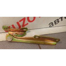 Петля капота правая для Mitsubishi Space Star 1998-2004 M820291