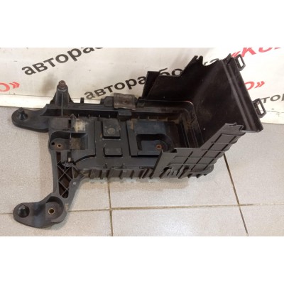 Корпус аккумулятора VW Golf V 2003-2009 VW Golf VI 2009-2013 VW Jetta 2005-2011 VW Jetta 2011-2018 VW Passat [B6] 2005-2010 VW Passat [B7] 2011-2015 VW Passat CC 2008-2017 3C0915336A 1K0913333