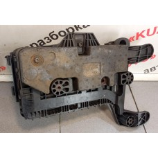 Корпус аккумулятора VW Golf V 2003-2009 VW Golf VI 2009-2013 VW Jetta 2005-2011 VW Jetta 2011-2018 VW Passat [B6] 2005-2010 VW Passat [B7] 2011-2015 VW Passat CC 2008-2017 3C0915336A 1K0913333
